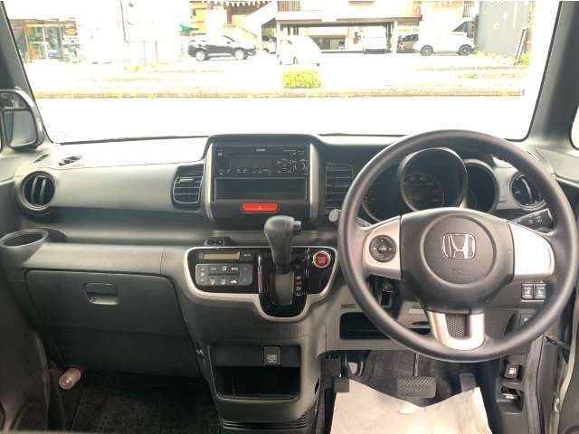 インパネ、シンプルで機能的なインパネ周りとなっております。