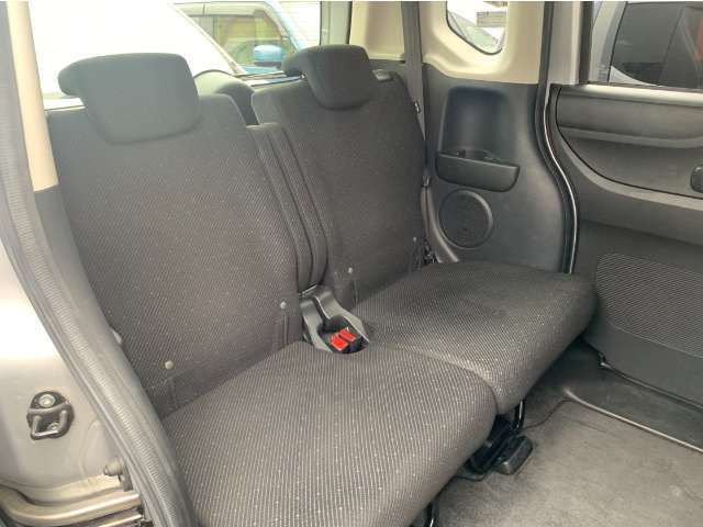 セカンドシート、大人の方もしっかり座れる広々スペースとなっております。