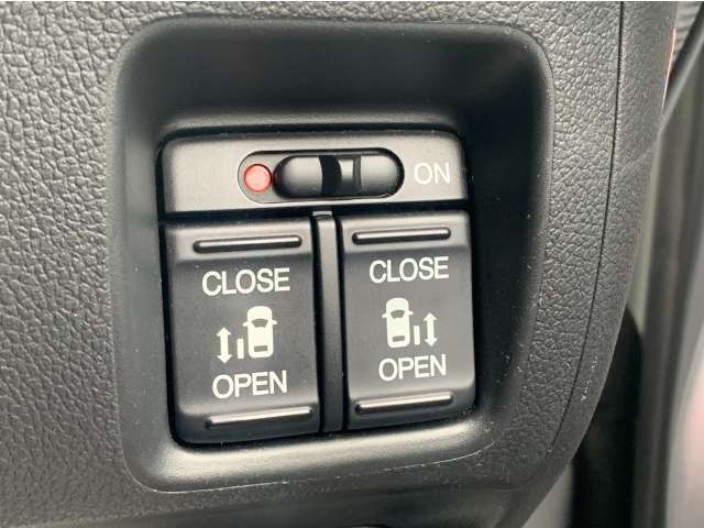 両側パワースライドドア