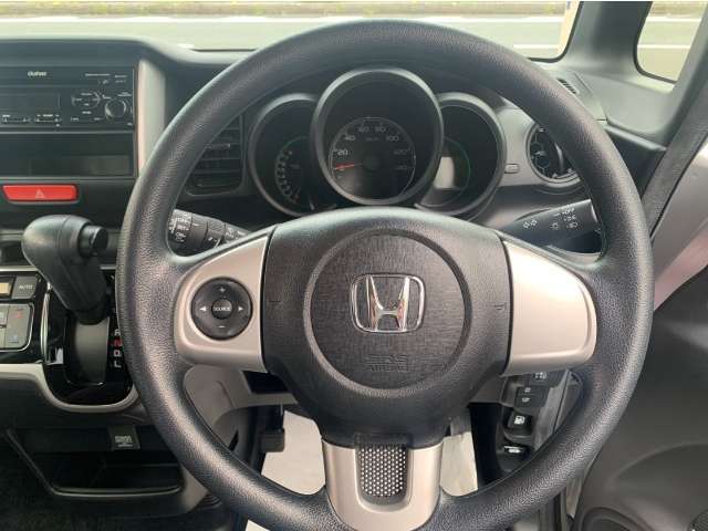 ハンドル、握りやすく運転しやすいハンドルとなっております。