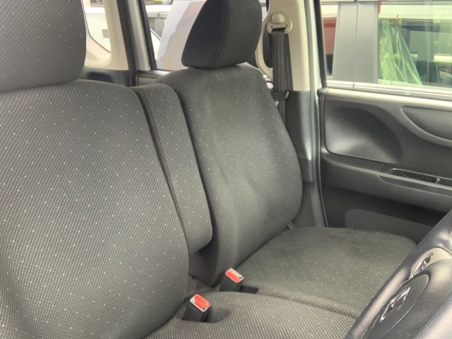 フロントシート、厚みのあるクッションと適度なホールド性でロングドライブも楽々です。