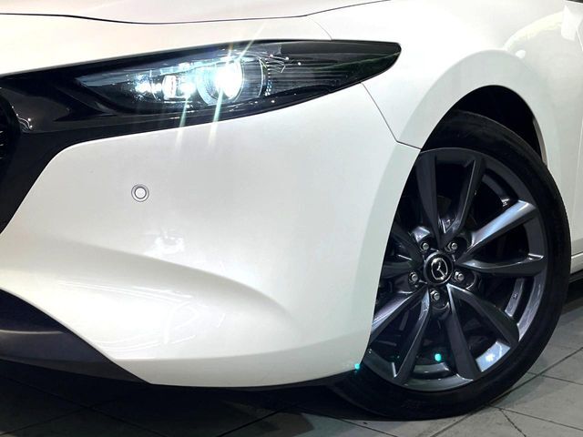 【LEDヘッドライト】悪天候や夜間走行時も良好な視界を確保し安心して運転できる高輝度LEDヘッドライトを装備！点灯速度が早く、消費電力も抑えられています。