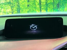 【10.25インチマツダコネクト】車内の雰囲気にマッチした大型ディスプレイ。スマホ接続でのナビ使用やBluetooth再生等、様々な機能が楽しめます。直感的なダイヤル操作が可能で、使い勝手も良好です。
