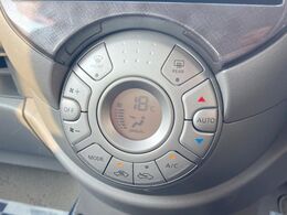 【オートエアコン】一度お好みの温度に設定すれば、車内の温度を検知し風量や温度を自動で調整。暑い…寒い…と何度もスイッチ操作をする必要はありません。快適な車内空間には必須の機能ですね♪