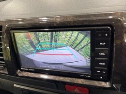 【バックカメラ】駐車時に後方がリアルタイム映像で確認できます。大型商業施設や立体駐車場での駐車時や、夜間のバック時に大活躍！運転スキルに関わらず、今や必須となった装備のひとつです！