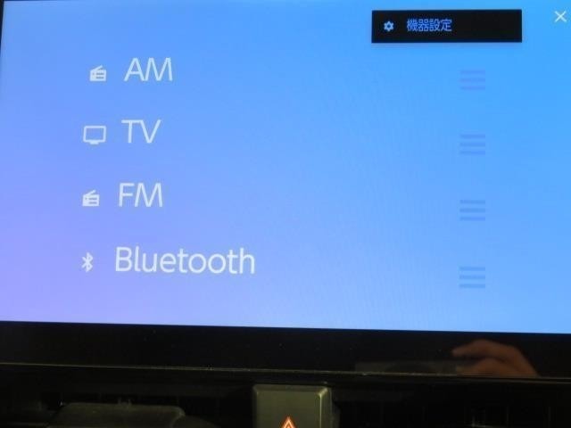 Bluetooth（ブルートゥース）接続機能付き。スマートフォンなどからお気に入りの音楽をワイヤレス再生できます。ドライブがさらに楽しくなりますね。
