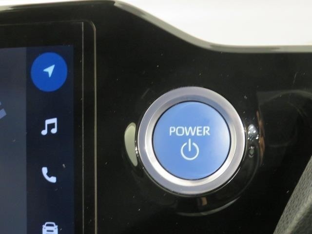 エンジンスタートスイッチです。キーが車内にあれば、エンジンの始動や停止はスイッチを押すだけ！キーを取り出す手間を省き、ワンプッシュで操作できるので簡単でスムーズです。