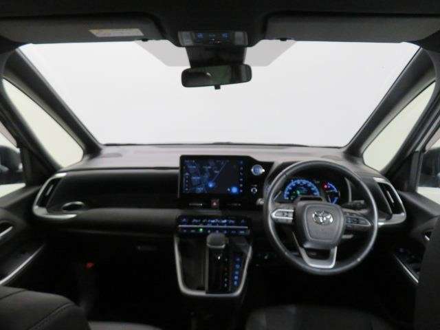 シンプルながら機能性あふれる運転席廻りです。視界性もよく、運転しやすいですよ。