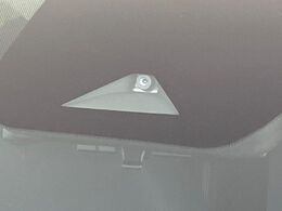 【インテリジェントエマージェンシーブレーキ】フロントカメラで前方の車両や歩行者を検知。衝突しそうな時は衝突被害軽減ブレーキが作動、衝突回避をサポート。より安全にドライブをお楽しみいただけます。