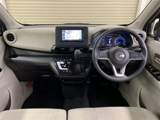 スタイリッシュなデザインのインパネ。各操作スイッチは使いやすい位置に配置されてます。