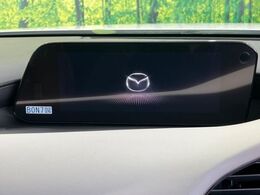 【8.8インチマツダコネクト】車内の雰囲気にマッチした大型のディスプレイ。スマホ接続でのナビ使用やBluetooth再生等、様々な機能が楽しめます。直感的なダイヤル操作が可能で、使い勝手も良好です。