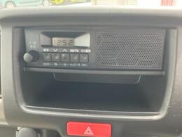 【ラジオ】スピーカー内蔵のAM/FMラジオ♪ラジオ下のスペースはインパネボックスです☆手帳やカードケースの置き場にちょうどいい◎