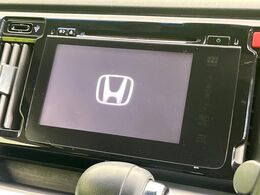 【ディスプレイオーディオ】お持ちのスマホやMP3プレイヤーとの無線接続で音楽再生が可能！コードで繋ぐわずらわしさも無く、手軽にお気に入りの音楽を楽しめます。