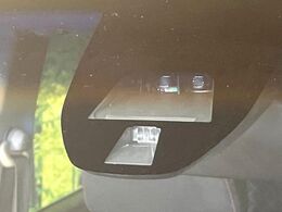 【シティブレーキアクティブシステム】低速走行中に前方の車両等を認識し、衝突しそうな時は警報とブレーキで衝突回避と被害軽減をアシスト。より安全にドライブをお楽しみいただけます。