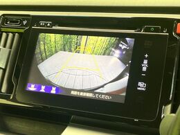 【バックカメラ】駐車時に後方がリアルタイム映像で確認できます。大型商業施設や立体駐車場での駐車時や、夜間のバック時に大活躍！運転スキルに関わらず、今や必須となった装備のひとつです！