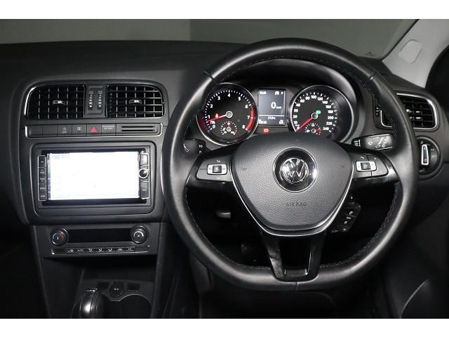 ステアリングに装着されたコントロールスイッチや視認性に優れた赤い指針のメーターパネルがスポーティな運転席です。