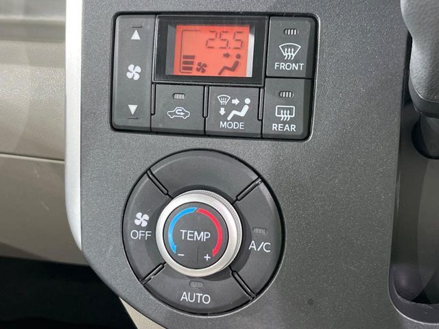 【オートエアコン】一度お好みの温度に設定すれば、車内の温度を検知し風量や温度を自動で調整。暑い…寒い…と何度もスイッチ操作をする必要はありません。快適な車内空間には必須の機能ですね♪