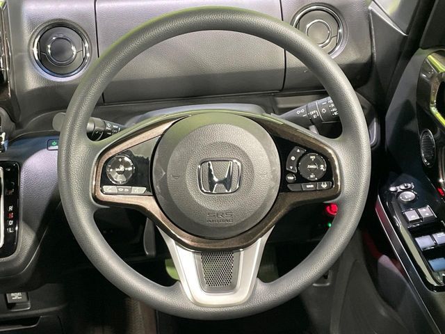 【ステアリングスイッチ】運転中、前方から目線をそらすことなく、オーディオ等の操作が可能な便利機能！安心＆快適なドライブを演出してくれます♪