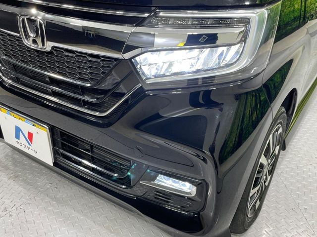 【LEDヘッドライト】悪天候や夜間走行時も良好な視界を確保し安心して運転できる高輝度LEDヘッドライトを装備！点灯速度が早く、消費電力も抑えられています。