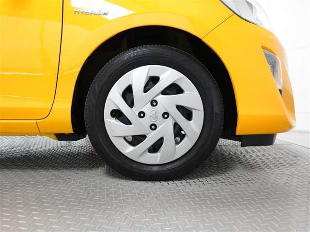 タイヤサイズは175/65R15です。