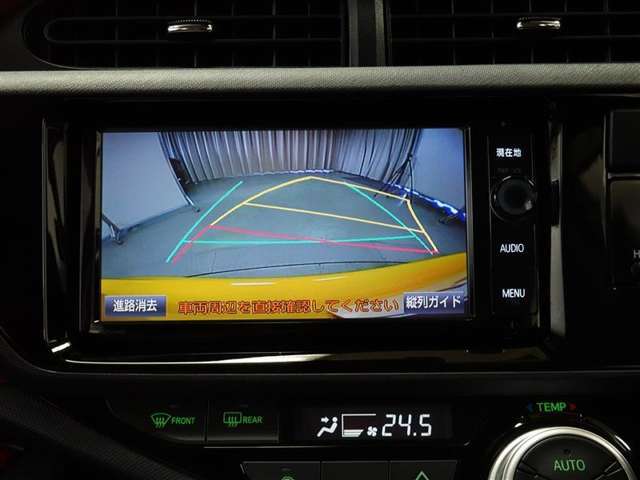 ステアリングと連動したガイド機能付きバックカメラを装備しております