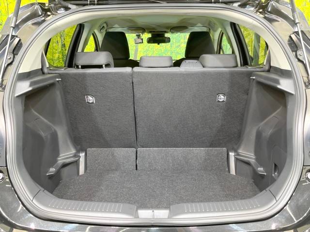 普段のお買い物や通勤、送迎等に十分な荷室スペースを確保しております。セカンドシートを倒すと、大きな荷物の積載も可能です♪