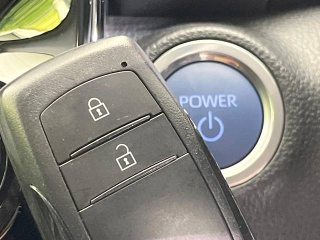 【スマートキー】カバンやポケットに入れたままでもドアの施錠・解錠が可能なスマートキーを装備。エンジンのオン・オフ時もカギを取り出す必要が無いからとっても便利です♪