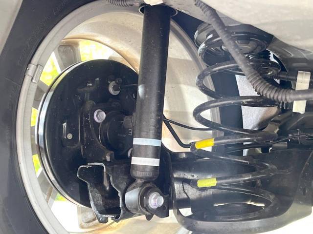 お車を安心してお乗りいただく為には、足回りの定期点検が欠かせません。サービスサポート（有償保証）では無料点検もご提供しており、安心のカーライフをお過ごしいただけるサポート体制が整っています。
