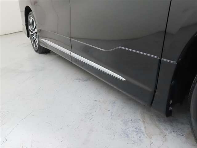 モデリスタ製サイドスカートを装着しております。