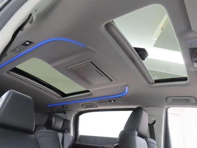 ツインムーンルーフを装備しております。これがあるだけで開放感が違いますよね。