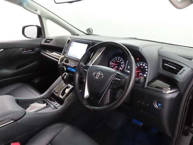 高級感のある美しいインテリアデザインの運転席です。