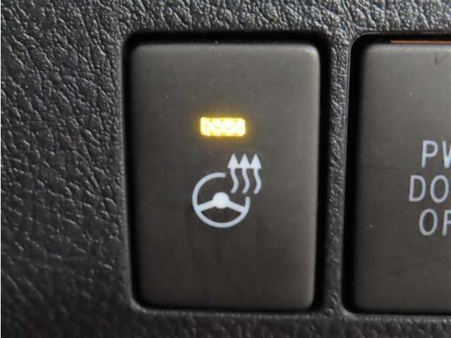 ステアリングヒーターを装備しております。寒い日には便利な装備ですよね。