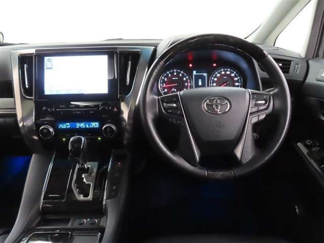 整然と纏められた操作性の良いスイッチ類。