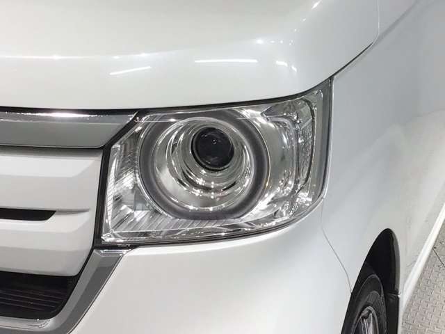 LEDヘッドライトは、点灯の瞬間から最大光量を発揮し、突然暗くなるトンネルなどでの安定感を高めます。
