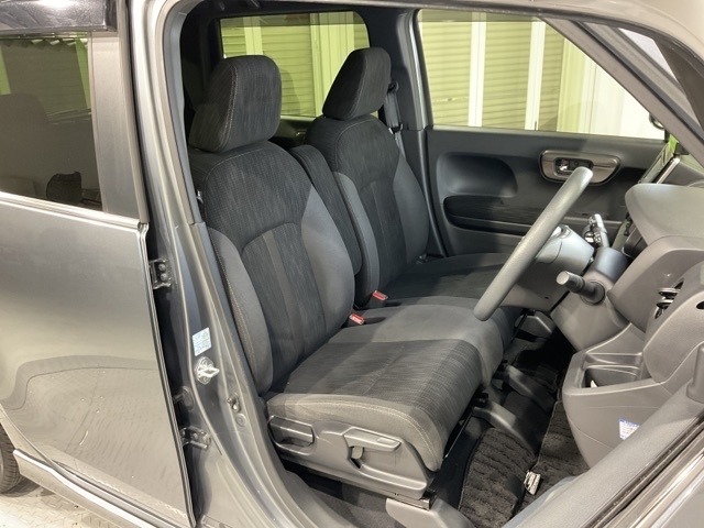 乗降がしやすい運転席。高さが調節できて小柄な女性でもベストポジションをとることができます。