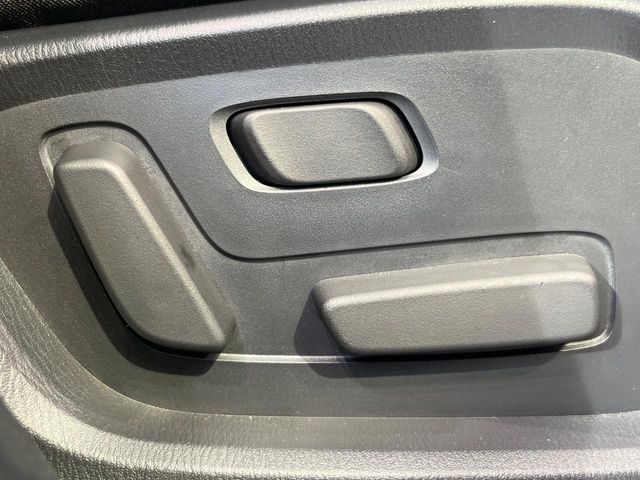 【パワーシート】スイッチ一つで簡単にシートの微調整が可能！電動だから力もいりません！快適なシートポジションにセットして、快適なドライブをお楽しみください。
