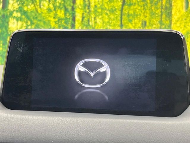 【マツダコネクト】車内の雰囲気にマッチした一体型タイプのディスプレイ。各種車輌設定やBluetooth再生等、様々な機能が楽しめます。専用SDカードのご購入で、ナビ機能も使用出来ます。