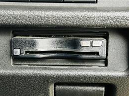 【ETC】有料道路を利用する際に料金所で停止することなく通過できる、ETC車載器（ノンストップ自動料金収受システム機器）が装備されています。セットアップを行うことで利用可能になります。