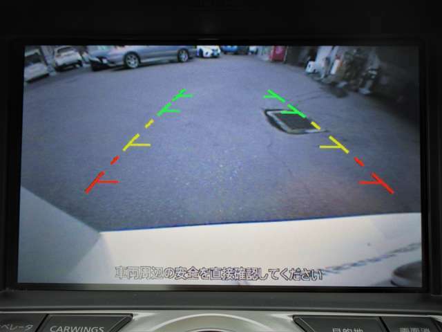 ナビ画面にバックビュ-モニタ-の映像を映し出しています。　　狭い場所での車庫入れをサポ-トしてくれる便利アイテムです。
