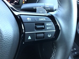 【アダプティブ・クルーズ・コントロール】予め設定した車速内でクルマが自動的に加減速。 前走車との適切な車間距離を維持しながら追従走行し、高速道路でのドライバーの疲労を軽減してくれる嬉しい機能付♪