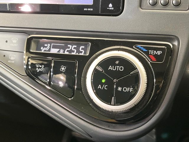 【オートエアコン】一度お好みの温度に設定すれば、車内の温度を検知し風量や温度を自動で調整。暑い…寒い…と何度もスイッチ操作をする必要はありません。快適な車内空間には必須の機能ですね♪