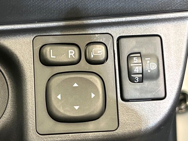 【電動格納ミラー】サイドミラーは電動格納式となっており、狭い駐車場でもキズがつくリスクを抑えられます。