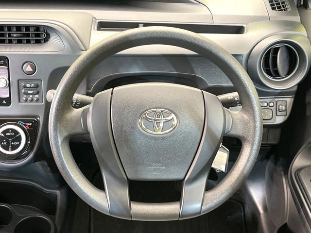 インテリアに合わせたデザインのステアリングは、運転される方のことも考え、運転しやすい形状、大きさです。是非一度、実際に触ってお確かめください。