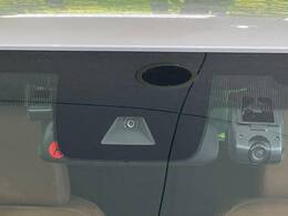 【ホンダセンシング】走行中に前方の車両等を認識し、衝突しそうな時は警報とブレーキで衝突回避と被害軽減をアシスト。より安全にドライブをお楽しみいただけます。
