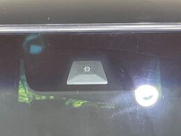 【ホンダセンシング】走行中に前方の車両等を認識し、衝突しそうな時は警報とブレーキで衝突回避と被害軽減をアシスト。より安全にドライブをお楽しみいただけます。