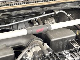 【STIタワーバー】お車の剛性を高めるタワーバーを装備。よりスムーズなコーナリング走行が可能となり、走りも楽しめます。