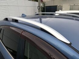 【ルーフレール】外観の魅力を引き立てるとともに、ウィンタースポーツや釣り、ロードバイク等で使う各種ギアを積むキャリア取り付けベースに！アクティブなカーライフを楽しむには必須の装備ですね！
