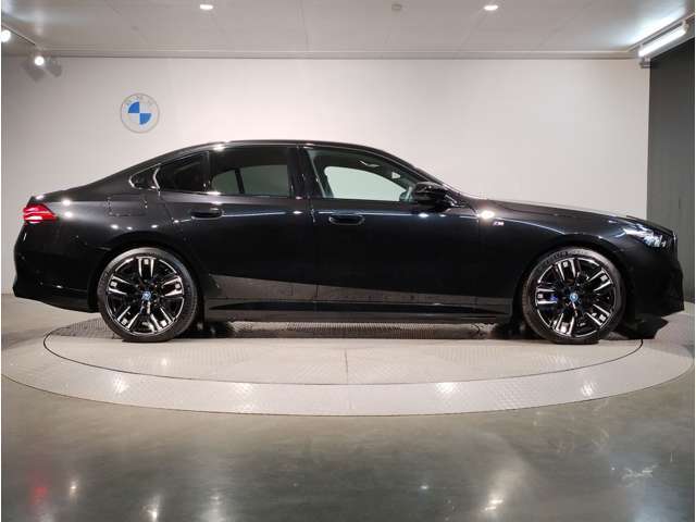 ☆BMWの前後重量配分50:50はエンジン自体をフロントタイヤよりも後ろにずらし、通常はエンジンルーム内に搭載される重量物であるバッテリーをトランクに移動させるなどして実現されています☆