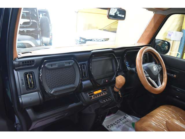 インパネガーニッシュもブラック色で高級感のある車内になっております！ナビなどの快適装備も納車前に取付致しますのでカーライフも快適にお過ごし頂けますよ！キャメルカバーもオシャレです！
