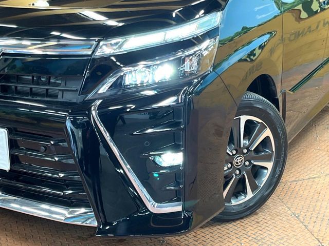 【LEDヘッドライト】悪天候や夜間走行時も良好な視界を確保し安心して運転できる高輝度LEDヘッドライトを装備！点灯速度が早く、消費電力も抑えられています。